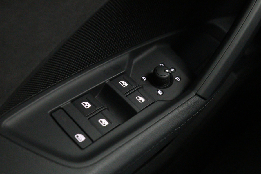 Audi A3 Sportback 45 TFSI e 245 PK S-Line edition Competition PHEV, Panoramadak, Adap. Cruise Control, Head-Up, Stoelverwarming