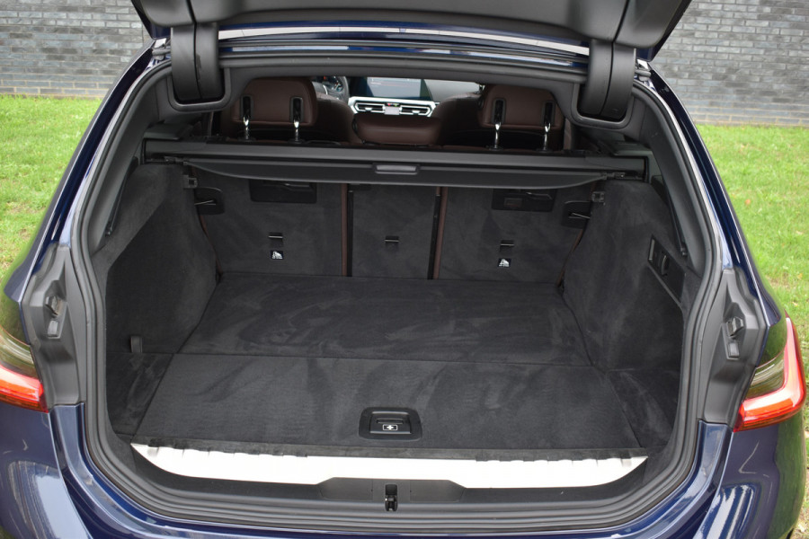 BMW 3 Serie Touring 330e Business Edition Plus Plugin-hybride Pano Leder