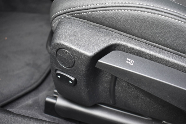 BMW 3 Serie Touring 330i High Executive Aut. | Sfeerverl | Stoelverwarming | Navi | Deal. OH
