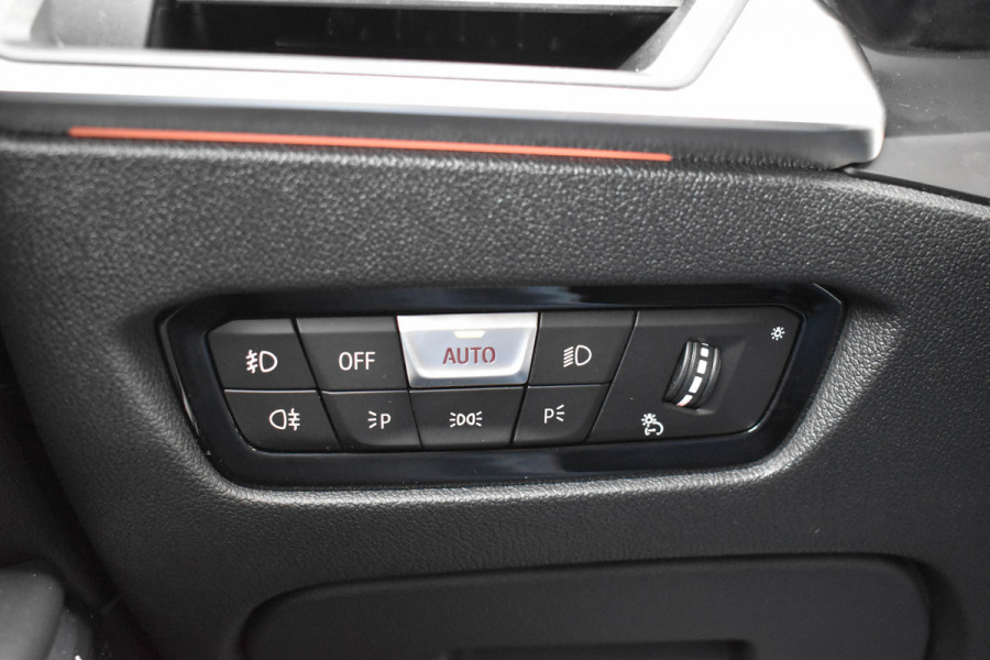 BMW 3 Serie Touring 330i High Executive Aut. | Sfeerverl | Stoelverwarming | Navi | Deal. OH