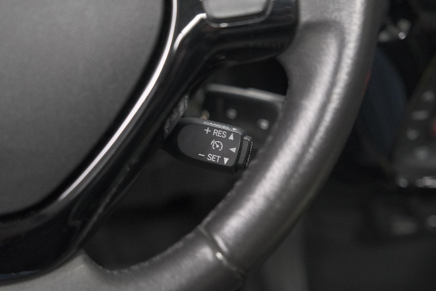 Peugeot 108 1.0 e-VTi Collection TOP! | Elektrisch Vouwdak | Apple Carplay | Climate Control | 15 Inch Lichtmetalen Velgen