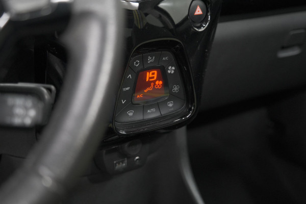Peugeot 108 1.0 e-VTi Collection TOP! | Elektrisch Vouwdak | Apple Carplay | Climate Control | 15 Inch Lichtmetalen Velgen