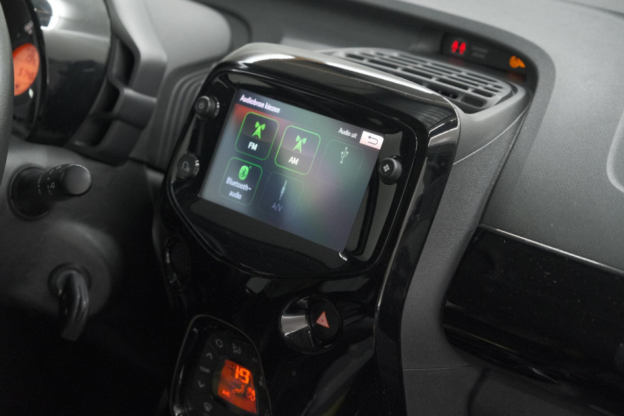 Peugeot 108 1.0 e-VTi Collection TOP! | Elektrisch Vouwdak | Apple Carplay | Climate Control | 15 Inch Lichtmetalen Velgen