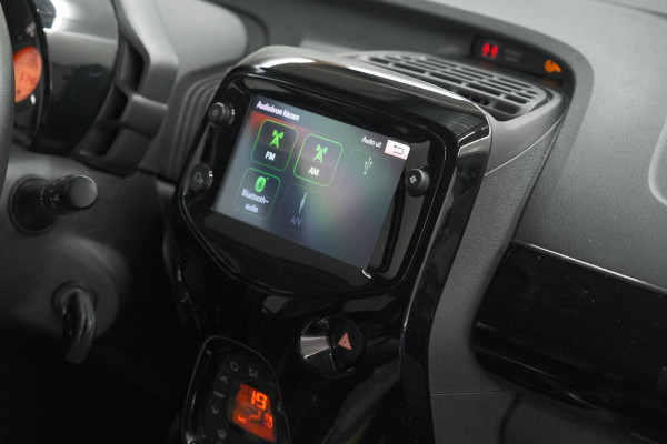Peugeot 108 1.0 e-VTi Collection TOP! | Elektrisch Vouwdak | Apple Carplay | Climate Control | 15 Inch Lichtmetalen Velgen