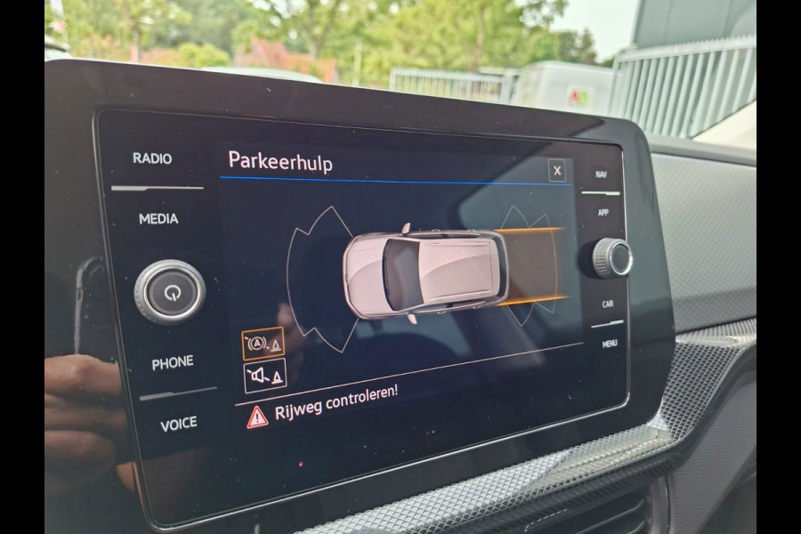 Volkswagen T-Cross 1.0 TSI Life * Afneembare Trekhaak * Stoelverwarming * Parkeersensoren