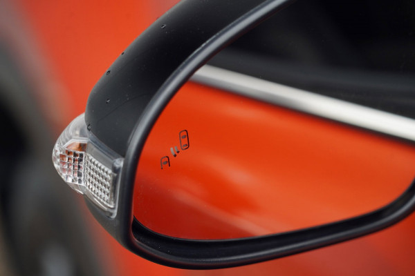 Toyota C-HR 2.0 Hybrid Launch Edition / 1e Eigenaar / 29dkm NAP / Navi / Camera / Cruise / JBL Audio