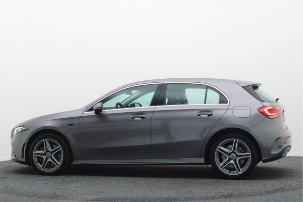 Mercedes-Benz A-Klasse 250 e Business Solution AMG Limited Widescreen, Camera, Cruise, Sfeerverlichting, LED, Apple CarPlay, 18"