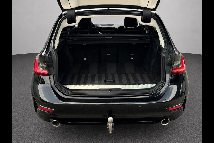 BMW 3 Serie Touring 330e xDrive | Laser | Trekhaak | Head Up | 360 | Sfeerverlichting | Dodehoek | 1e eigenaar