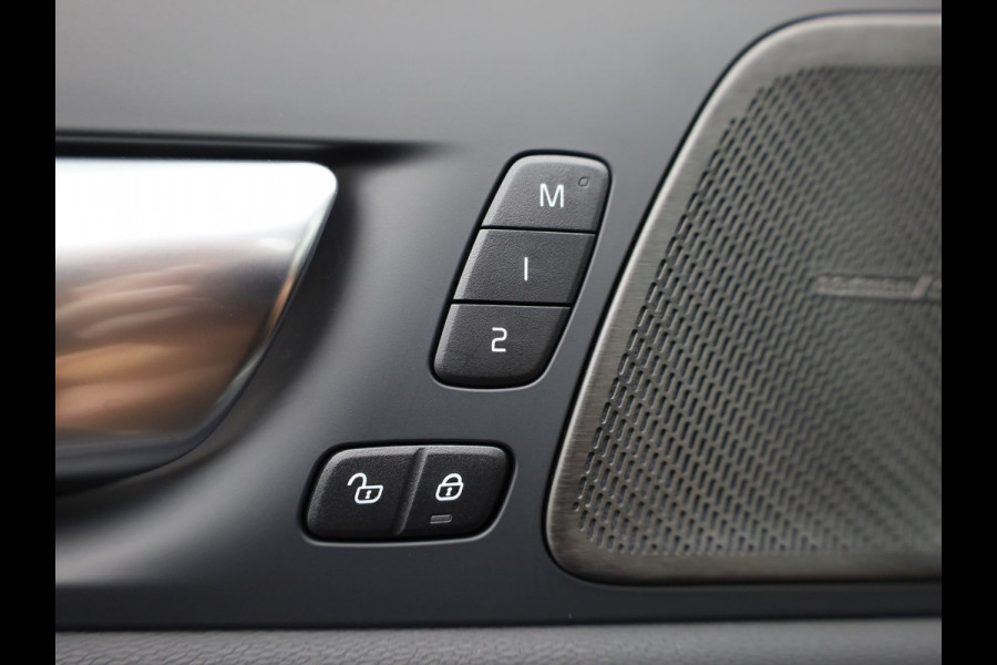 Volvo XC60 2.0 T6 Plug-in hybrid AWD Plus Dark | Trekhaak | Panodak | Dode Hoek | 360 Camera | Harman Kardon | Head Up | Elek. Klep | Prijs Rijklaar !!