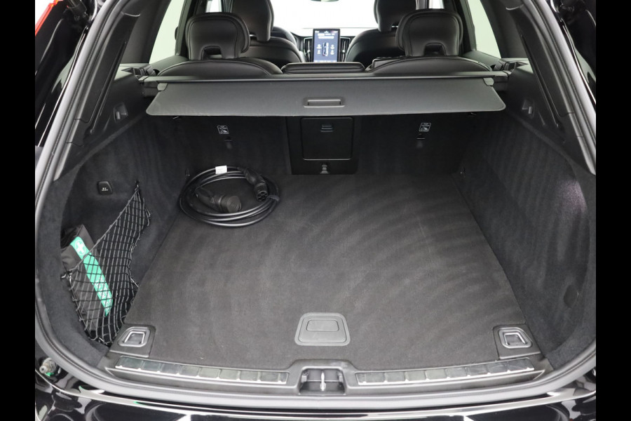 Volvo XC60 2.0 T6 Plug-in hybrid AWD Plus Dark | Trekhaak | Panodak | Dode Hoek | 360 Camera | Harman Kardon | Head Up | Elek. Klep | Prijs Rijklaar !!