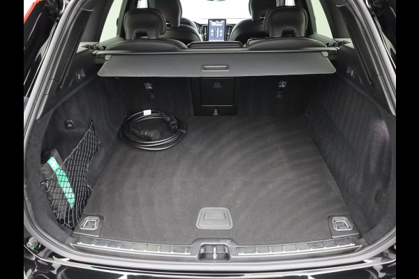 Volvo XC60 2.0 T6 Plug-in hybrid AWD Plus Dark | Trekhaak | Panodak | Dode Hoek | 360 Camera | Harman Kardon | Head Up | Elek. Klep | Prijs Rijklaar !!