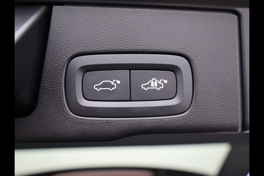 Volvo XC60 2.0 T6 Plug-in hybrid AWD Plus Dark | Trekhaak | Panodak | Dode Hoek | 360 Camera | Harman Kardon | Head Up | Elek. Klep | Prijs Rijklaar !!