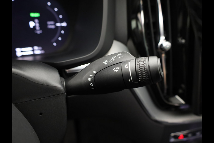 Volvo XC60 2.0 T6 Plug-in hybrid AWD Plus Dark | Trekhaak | Panodak | Dode Hoek | 360 Camera | Harman Kardon | Head Up | Elek. Klep | Prijs Rijklaar !!