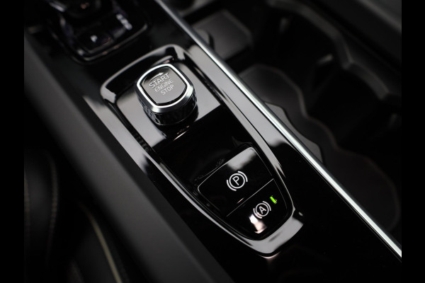 Volvo XC60 2.0 T6 Plug-in hybrid AWD Plus Dark | Trekhaak | Panodak | Dode Hoek | 360 Camera | Harman Kardon | Head Up | Elek. Klep | Prijs Rijklaar !!
