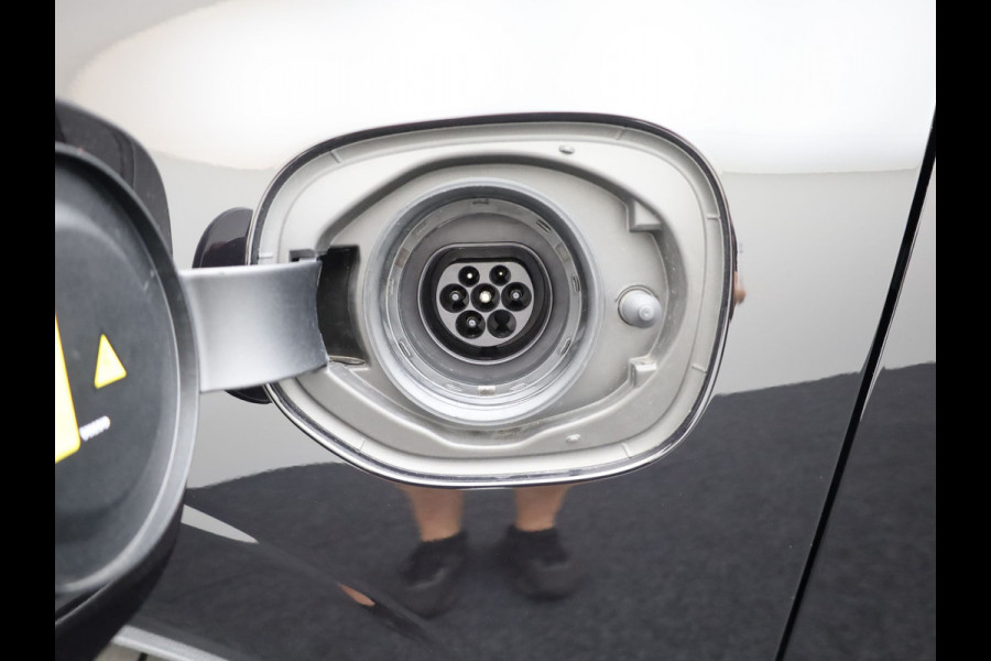 Volvo XC60 2.0 T6 Plug-in hybrid AWD Plus Dark | Trekhaak | Panodak | Dode Hoek | 360 Camera | Harman Kardon | Head Up | Elek. Klep | Prijs Rijklaar !!