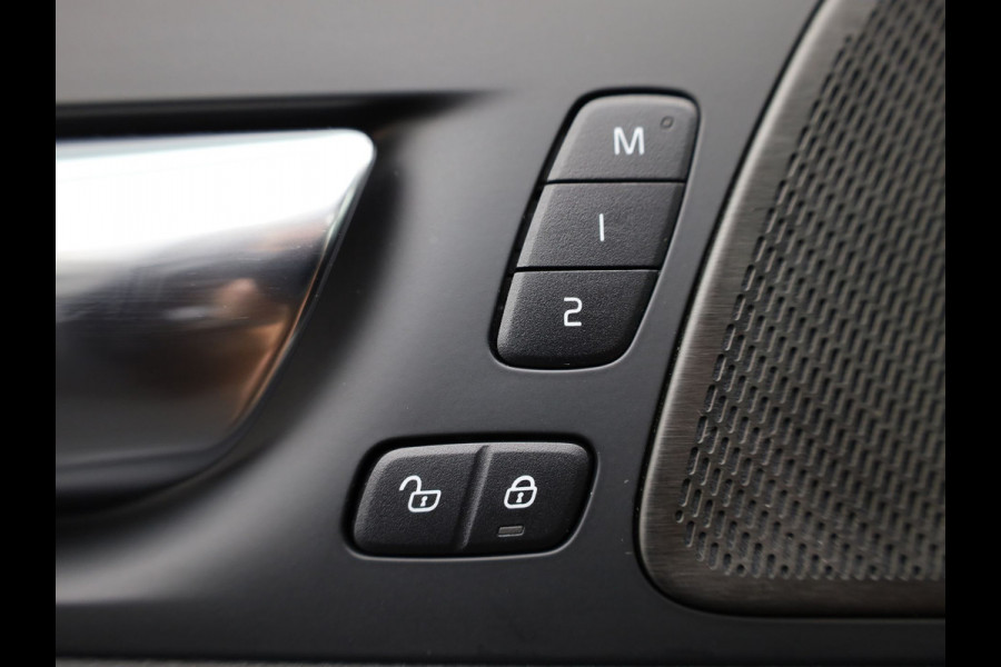 Volvo XC60 2.0 T6 Plug-in hybrid AWD Plus Dark | Panodak | Trekhaak | Elk. A-klep | Apple Carplay / Adroid | Memory Seats | Harman Kardon | Prijs Rijklaar !!