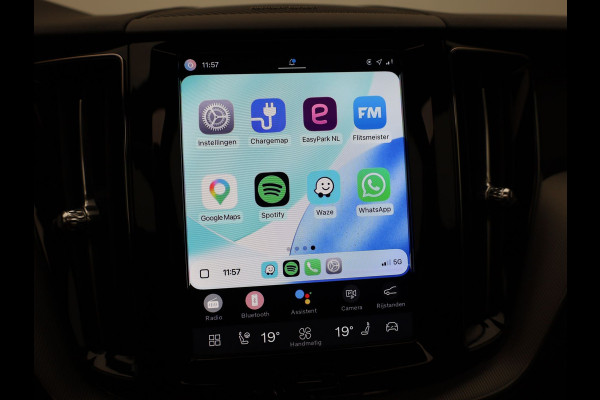 Volvo XC60 2.0 T6 Plug-in hybrid AWD Plus Dark | Panodak | Trekhaak | Elk. A-klep | Apple Carplay / Adroid | Memory Seats | Harman Kardon | Prijs Rijklaar !!