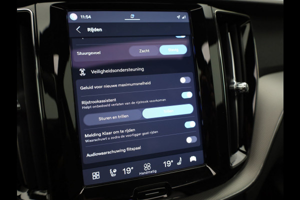 Volvo XC60 2.0 T6 Plug-in hybrid AWD Plus Dark | Panodak | Trekhaak | Elk. A-klep | Apple Carplay / Adroid | Memory Seats | Harman Kardon | Prijs Rijklaar !!