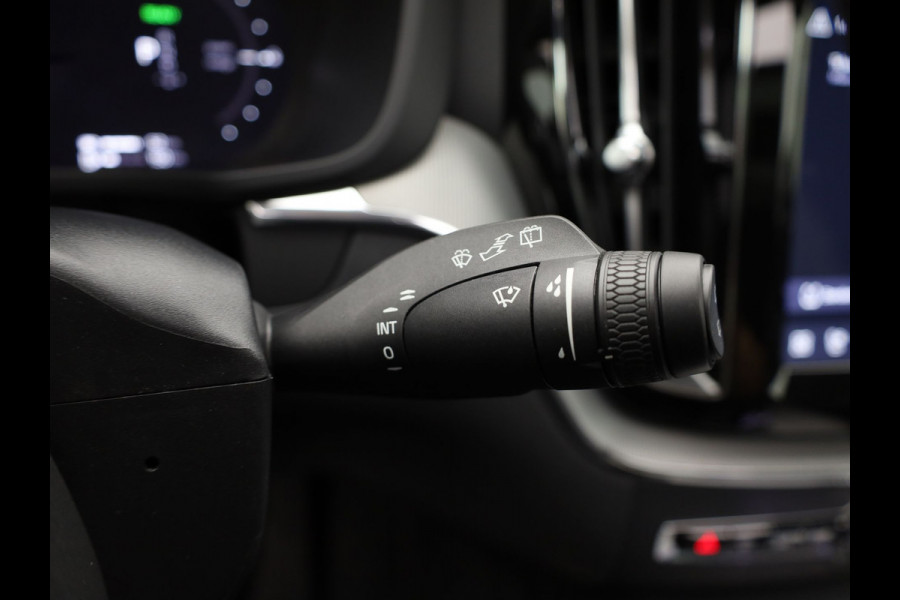 Volvo XC60 2.0 T6 Plug-in hybrid AWD Plus Dark | Panodak | Trekhaak | Elk. A-klep | Apple Carplay / Adroid | Memory Seats | Harman Kardon | Prijs Rijklaar !!