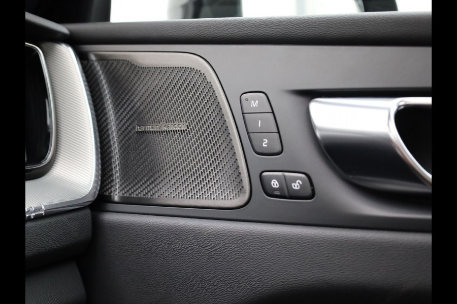 Volvo XC60 2.0 T6 Plug-in hybrid AWD Plus Dark | Panodak | Trekhaak | Elk. A-klep | Apple Carplay / Adroid | Memory Seats | Harman Kardon | Prijs Rijklaar !!