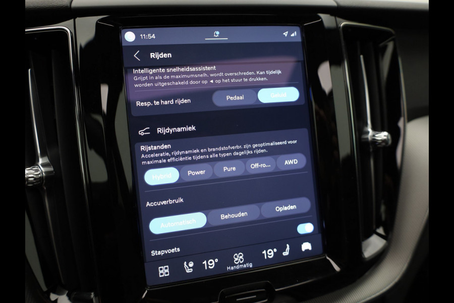 Volvo XC60 2.0 T6 Plug-in hybrid AWD Plus Dark | Panodak | Trekhaak | Elk. A-klep | Apple Carplay / Adroid | Memory Seats | Harman Kardon | Prijs Rijklaar !!