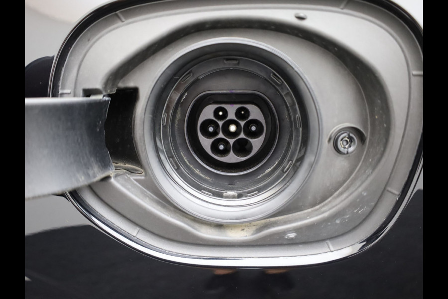 Volvo XC60 2.0 T6 Plug-in hybrid AWD Plus Dark | Panodak | Trekhaak | Elk. A-klep | Apple Carplay / Adroid | Memory Seats | Harman Kardon | Prijs Rijklaar !!