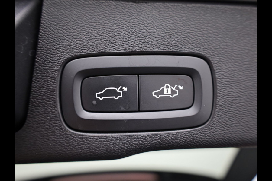 Volvo XC60 2.0 T6 Plug-in hybrid AWD Plus Dark | Panodak | Trekhaak | Elk. A-klep | Apple Carplay / Adroid | Memory Seats | Harman Kardon | Prijs Rijklaar !!