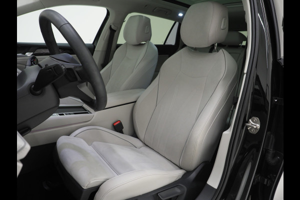 Volkswagen Passat Variant 1.5 eHybrid Elegance 204PK | 5 Jaar Garantie | Panoramadak | Leder/Alcantara | Massage | Trekhaak | HUD | Keyless | Sfeerlicht