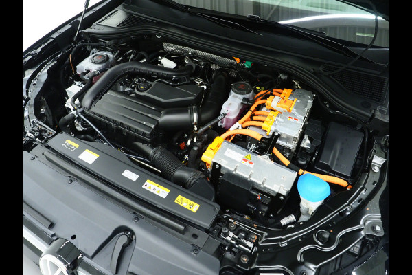 Volkswagen Passat Variant 1.5 eHybrid Elegance 204PK | 5 Jaar Garantie | Panoramadak | Leder/Alcantara | Massage | Trekhaak | HUD | Keyless | Sfeerlicht
