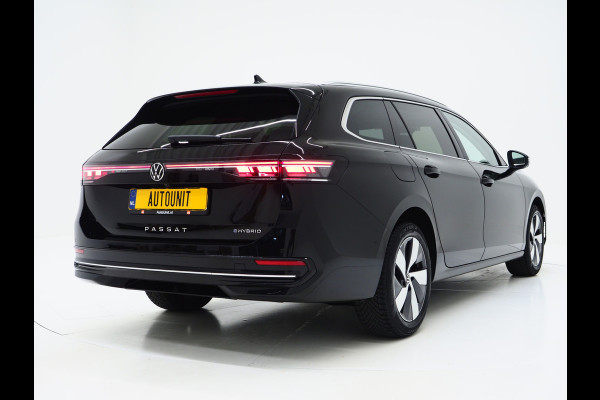 Volkswagen Passat Variant 1.5 eHybrid Elegance 204PK | 5 Jaar Garantie | Panoramadak | Leder/Alcantara | Massage | Trekhaak | HUD | Keyless | Sfeerlicht