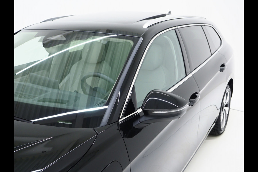 Volkswagen Passat Variant 1.5 eHybrid Elegance 204PK | 5 Jaar Garantie | Panoramadak | Leder/Alcantara | Massage | Trekhaak | HUD | Keyless | Sfeerlicht