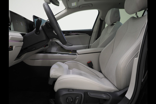 Volkswagen Passat Variant 1.5 eHybrid Elegance 204PK | 5 Jaar Garantie | Panoramadak | Leder/Alcantara | Massage | Trekhaak | HUD | Keyless | Sfeerlicht