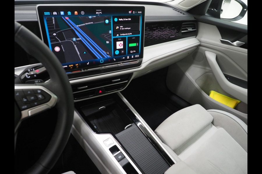 Volkswagen Passat Variant 1.5 eHybrid Elegance 204PK | 5 Jaar Garantie | Panoramadak | Leder/Alcantara | Massage | Trekhaak | HUD | Keyless | Sfeerlicht