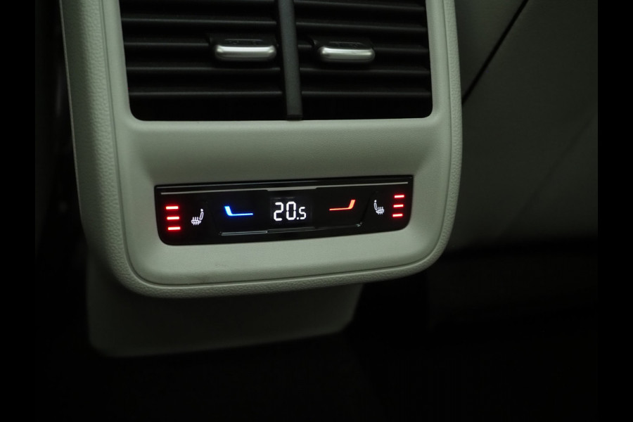 Volkswagen Passat Variant 1.5 eHybrid Elegance 204PK | 5 Jaar Garantie | Panoramadak | Leder/Alcantara | Massage | Trekhaak | HUD | Keyless | Sfeerlicht