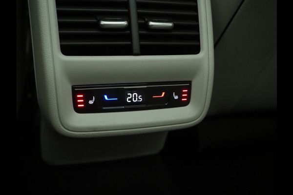 Volkswagen Passat Variant 1.5 eHybrid Elegance 204PK | 5 Jaar Garantie | Panoramadak | Leder/Alcantara | Massage | Trekhaak | HUD | Keyless | Sfeerlicht