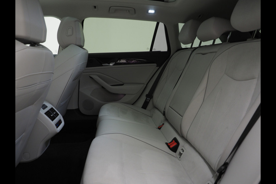 Volkswagen Passat Variant 1.5 eHybrid Elegance 204PK | 5 Jaar Garantie | Panoramadak | Leder/Alcantara | Massage | Trekhaak | HUD | Keyless | Sfeerlicht