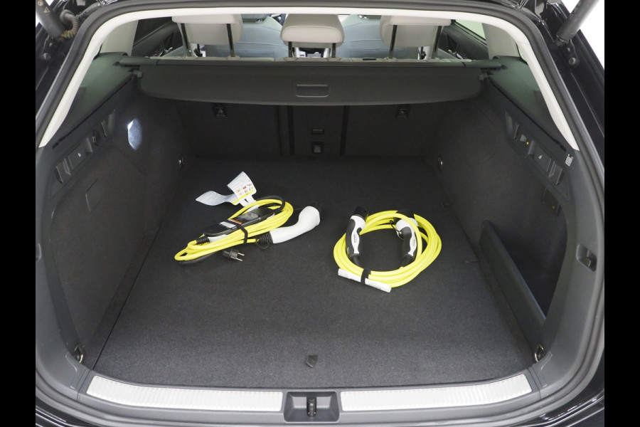 Volkswagen Passat Variant 1.5 eHybrid Elegance 204PK | 5 Jaar Garantie | Panoramadak | Leder/Alcantara | Massage | Trekhaak | HUD | Keyless | Sfeerlicht