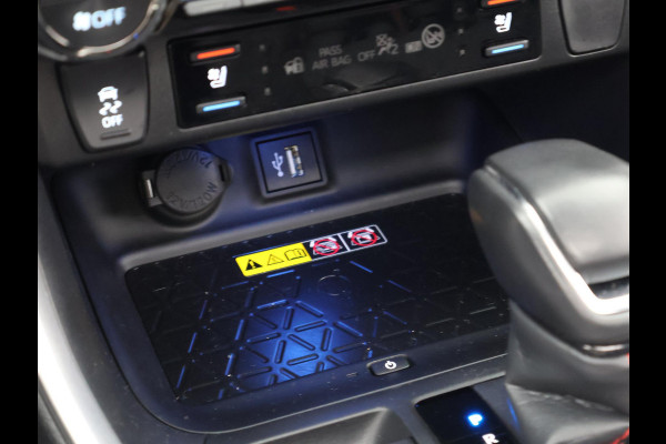 Toyota RAV4 2.5 Plug-in Hybrid AWD Bi-Tone Plus | 1500 KG trekgewicht | JBL Audio | Schuif-/Kanteldak | Stoelverwarming & ventilatie | Memory Seats |