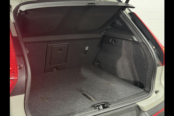 Volvo XC40 Single motor Ultimate Trekhaak | Open dak | Adapt. cruise control | Warmtepomp | 360 Camera | Stuur-/Stoelverwarming | Harman/Kardon | Carplay