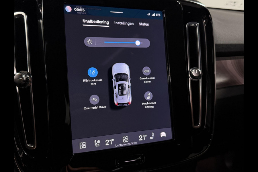 Volvo XC40 Single motor Ultimate Trekhaak | Open dak | Adapt. cruise control | Warmtepomp | 360 Camera | Stuur-/Stoelverwarming | Harman/Kardon | Carplay