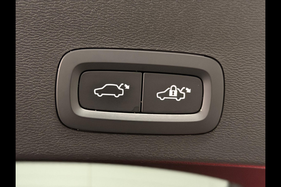 Volvo XC40 Single motor Ultimate Trekhaak | Open dak | Adapt. cruise control | Warmtepomp | 360 Camera | Stuur-/Stoelverwarming | Harman/Kardon | Carplay