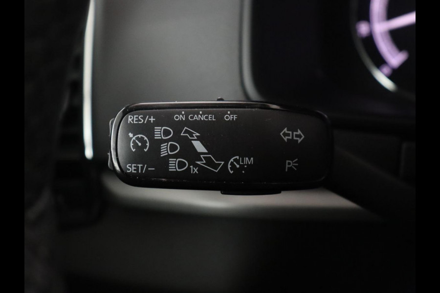 Škoda Karoq 1.5 TSI ACT Ambition Business | Panoramadak | Park assist | Climate control | Carplay | DAB | 17'' | Cruise control | Navigatie |