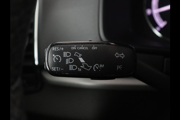 Škoda Karoq 1.5 TSI ACT Ambition Business | Panoramadak | Park assist | Climate control | Carplay | DAB | 17'' | Cruise control | Navigatie |