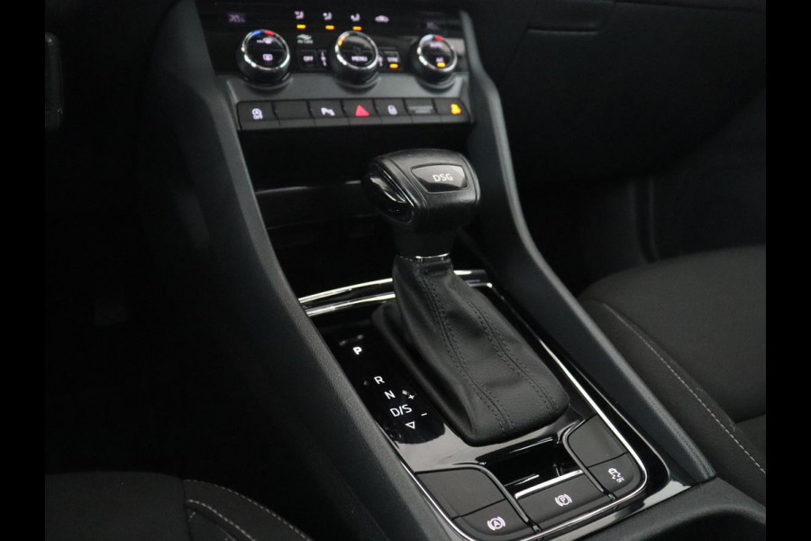 Škoda Karoq 1.5 TSI ACT Ambition Business | Panoramadak | Park assist | Climate control | Carplay | DAB | 17'' | Cruise control | Navigatie |
