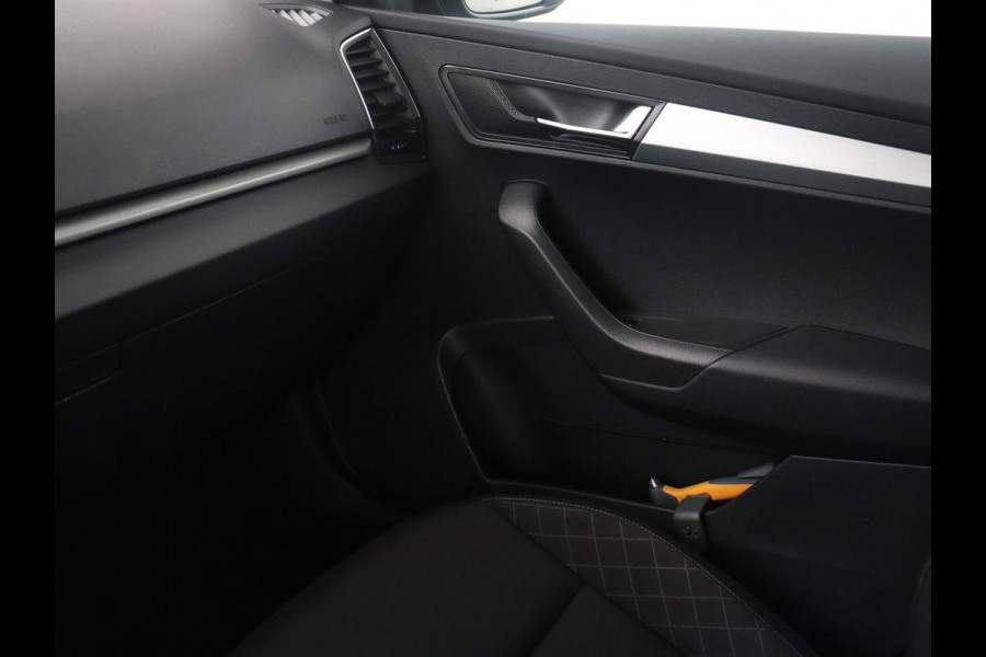 Škoda Karoq 1.5 TSI ACT Ambition Business | Panoramadak | Park assist | Climate control | Carplay | DAB | 17'' | Cruise control | Navigatie |