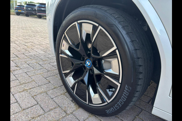 BMW iX3 High Executive 80 kWh 285 PK | M Pakket | Panoramadak | 360 graden camera | Sportstoelen | Harman/kardon | Keyless entry | Elektrische achterklep | Stoelverwarming | Head Up Display