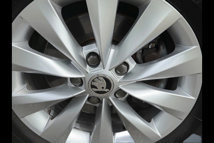 Škoda Karoq 1.5 TSI ACT Business Edition, trekhaak, stoelverwarming, navigatie, climaat controle