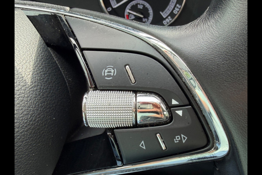 Škoda Karoq 1.5 TSI ACT Business Edition, trekhaak, stoelverwarming, navigatie, climaat controle