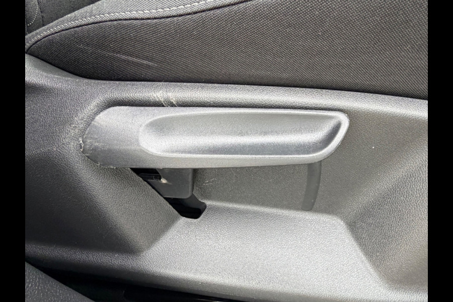 Škoda Karoq 1.5 TSI ACT Business Edition, trekhaak, stoelverwarming, navigatie, climaat controle