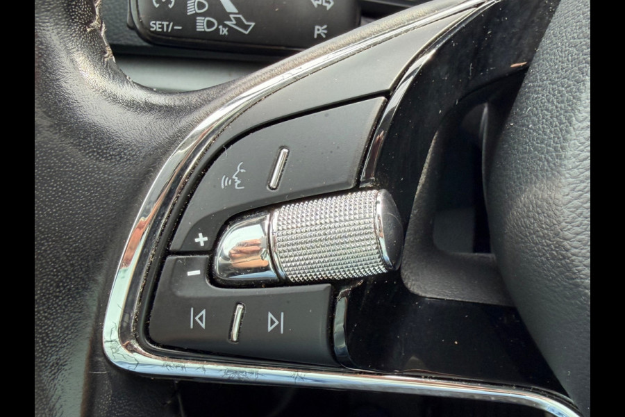 Škoda Karoq 1.5 TSI ACT Business Edition, trekhaak, stoelverwarming, navigatie, climaat controle